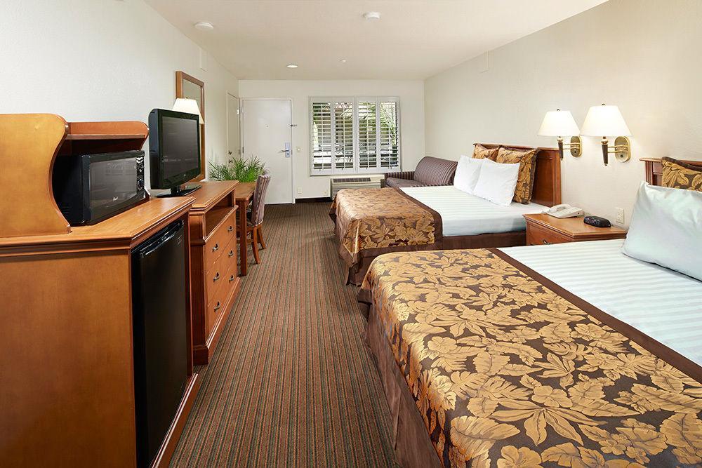 Anaheim Desert Inn&Suites Eksteriør bilde